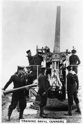 Entrenamiento de artilleros navales, Isla Whale, Portsmouth, Hampshire, 1937