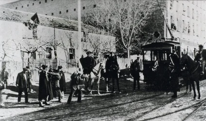 Huelga de tranvías en Madrid, la guardia civil carga contra los huelguistas que intentan detener un tranvía, publicado en la revista "Nuevo Mundo", diciembre de 1919