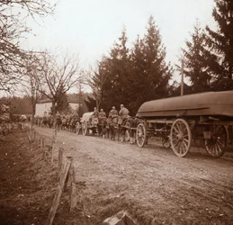 Transportando pontones, Somme, norte de Francia, c. 1914-c. 1918