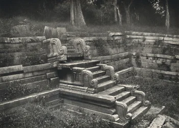 Escalera en un estanque de baño de ladrillo, Anuradhapura, 1926