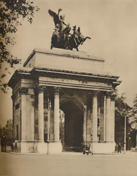Arco de Triunfo trasladado de Hyde Park a Constitution Hill, c. 1935
