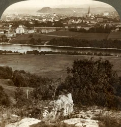 Trondhjem, sus hogares, almacenes y catedral, entre el río Nid y el fiordo, Noruega, 1905