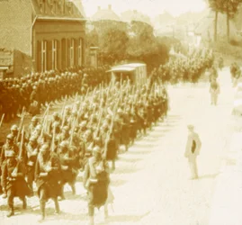Tropas marchando, Alveringem, Flandes, Bélgica
