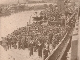 Tropas a bordo de un transporte del Canal, c1915-1928