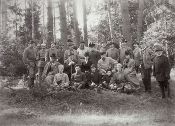 El zar Alejandro III con familia y amigos en una cacería en el Bosque de Bialowieza, Rusia, 1894