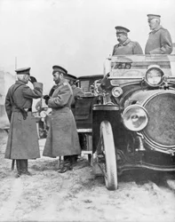 El Zar Nicolás II visitando el frente ruso, mayo 1915