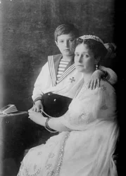 El zarevich Alexei de Rusia y la zarina Alexandra