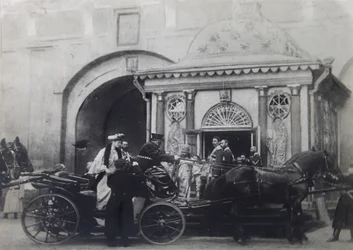 La zarina Alexandra Fyodorovna visitando la Capilla Iberiana, Moscú, Rusia, 1900s