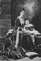 La zarina María Feodorovna de Rusia con el zarevich Nicolás, c1873