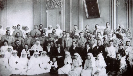 La Zarina María Fiódorovna de Rusia visitando un hospital en Kiev, 1915