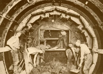 Excavación del túnel del metro mediante el escudo perforador de Greathead, c1930