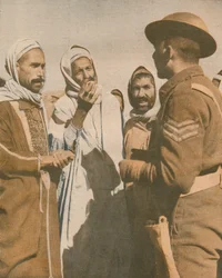 Árabes tunecinos dan la bienvenida a un sargento británico en Chaouach, 1943