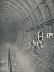 Señal de túnel y parada automática de tren. Ferrocarriles subterráneos de Londres, 1926
