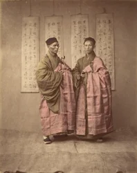 [Dos hombres chinos con vestimenta tradicional a juego], 1870s