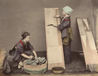 [Dos mujeres japonesas posando con la colada], 1870s