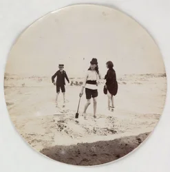 Dos niñas y un niño chapoteando en el mar, c 1890