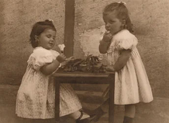 Dos niñas junto a una mesa, 1937