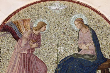 Mosaico en el tímpano que representa la Anunciación en la abadía benedictina de Madonna della Scala, Noci, Apulia, Noci, Italia
