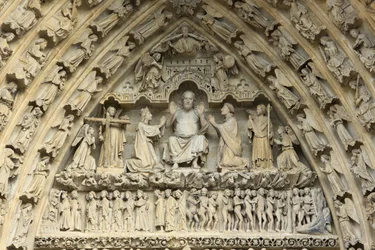 Tímpano del portal del Juicio Final: Cristo juez. A su lado, de rodillas, la Virgen María y san Juan interceden por la salvación de las almas. Catedral de Amiens, Amiens, Francia