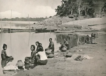 Escena Típica a la Orilla del Gran Irrawaddy - Mujeres bañándose y sacando agua