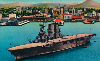 Portaaviones de la Marina de los EE. UU. anclado al pie de Broadway. San Diego, California, c1941
