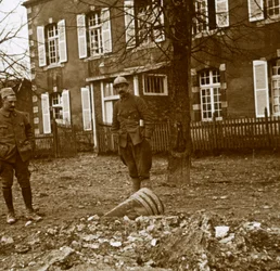Proyectil sin explotar 380, Verdún, norte de Francia, c1914-c1918