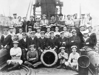 Reino Unido: Oficiales y tripulación del H.M.T.B 98, en el 344º día de la guerra - c1915