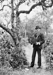 Reino Unido: El fotógrafo JT Newman con su cámara de placas. c1890