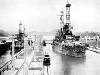 Buques de guerra de los Estados Unidos pasando por una esclusa, Canal de Panamá, Panamá, 1926