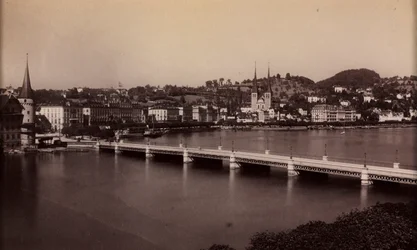Puente sin título con ciudad a lo lejos