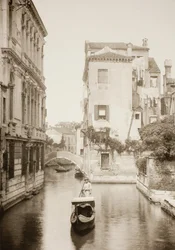 Sin título II 8, c. 1890. [Góndola en canal, Venecia]