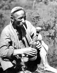 Hombre uzbeko fumando calian, Samarcanda, 1936