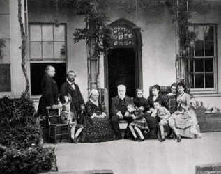 Victor Hugo, novelista francés, en exilio en Guernsey, 1866