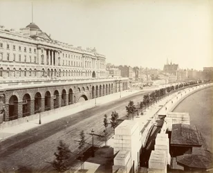 Victoria Embankment, mostrando Somerset House, Londres, 1887