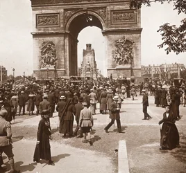 Celebración de la victoria, civiles en el Arco de Triunfo, París, Francia, julio 1919