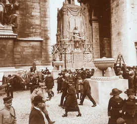 Celebración de la victoria, civiles en el Arco de Triunfo, París, Francia, julio 1919