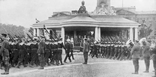 Desfile de la victoria pasando el Victoria Memorial y el Palacio de Buckingham, Londres, 19 de julio de 1919