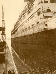 Vista del lado de estribor del Majestic mientras entraba en el dique seco flotante, c1930