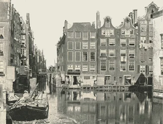 Vista de uno de los principales canales, Ámsterdam, Países Bajos, 1895