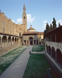 Vista de la Capilla Pazzi, la fachada y el campanario