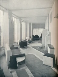 Vista de la Sala del Sol a la luz del día, mostrando las tres ventanas y columnas, 1930