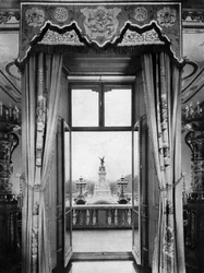 Vista del Monumento a Victoria desde el interior del Palacio de Buckingham, Londres, 1935