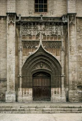 Vista del portal de la iglesia de Santa María Mediavilla, Medina de Rioseco, España
