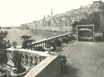 Vista de la ciudad desde la bahía, Menton, Francia, 1895
