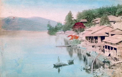 Pueblo junto al agua, Japón