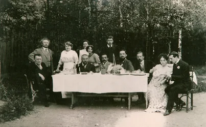 Visitantes con el autor ruso Alexander Kuprin y su familia, Gatchina, Rusia, principios del siglo XX