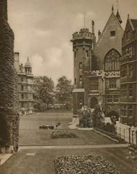 Vista de los jardines del Middle Temple desde Fountain Court, c1935