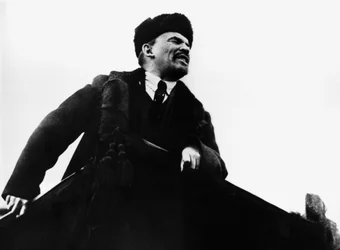 Vladímir Ilich Lenin, líder revolucionario bolchevique ruso, hablando desde una tribuna, 1917