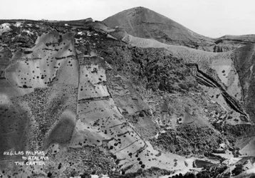 Cráter volcánico entre Las Palmas y Atalaya, Gran Canaria, Islas Canarias, España, siglo XX