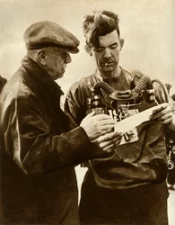 Voluntario yendo a recuperar cuerpos en el desastre de la mina Gresford, Gales, 1935